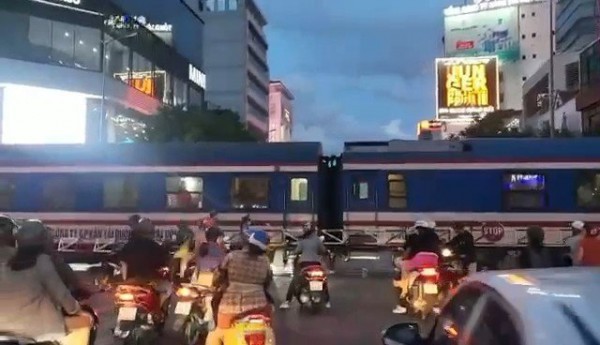 TPHCM: Tàu hoả dừng chắn ngang đường sau khi tông chết người, giao thông tê liệt