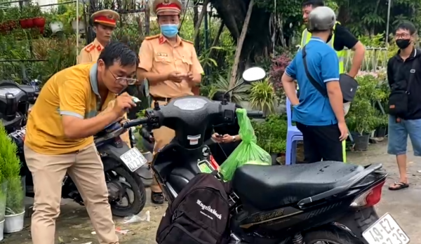 TP.HCM: Tử vong thương tâm do phanh gấp, xe máy ngã vào gầm xe tải