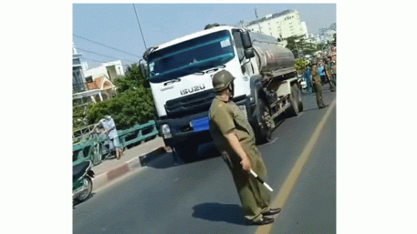 TP.HCM: Va chạm xe bồn trên cầu, một phụ nữ tử vong