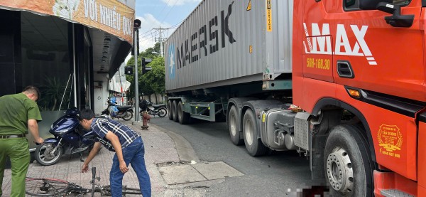 TP.HCM: Va chạm xe đầu kéo, người đàn ông đi xe đạp tử vong tại chỗ