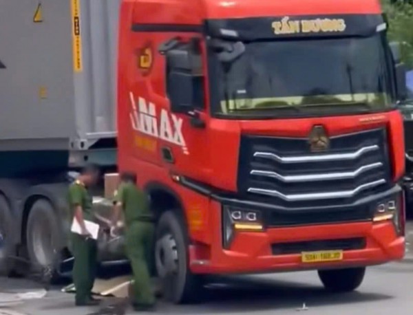 TP.HCM: Va chạm xe đầu kéo, người đàn ông đi xe đạp tử vong tại chỗ