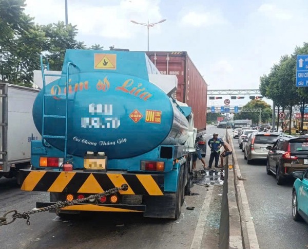 TP.HCM: Xa lộ Hà Nội ùn ứ hơn 1 km vì xe bồn tông xe container