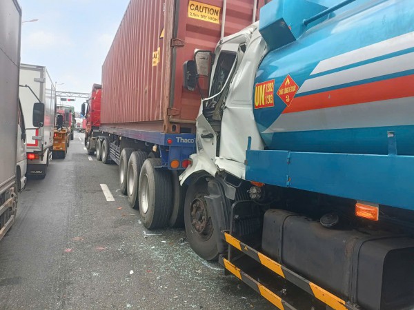 TP.HCM: Xa lộ Hà Nội ùn ứ hơn 1 km vì xe bồn tông xe container