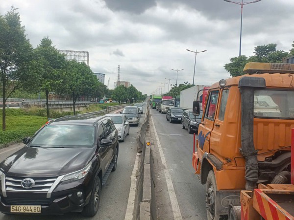 TP.HCM: Xa lộ Hà Nội ùn ứ hơn 1 km vì xe bồn tông xe container