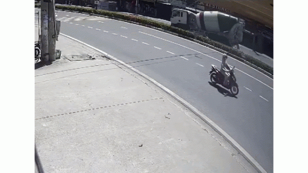 TP.HCM: Xe bồn tông gãy cột đèn, lật ngang trên đường ĐT746