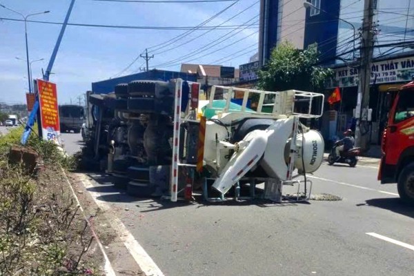 TP.HCM: Xe bồn tông gãy cột đèn, lật ngang trên đường ĐT746