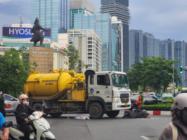 TPHCM: Xe bồn va chạm xe máy, 1 phụ nữ tử vong tại vòng xoay công trường Mê Linh