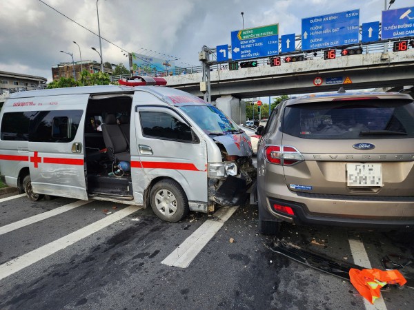 TP.HCM: Xe cấp cứu bị tai nạn liên hoàn trên đại lộ Võ Văn Kiệt