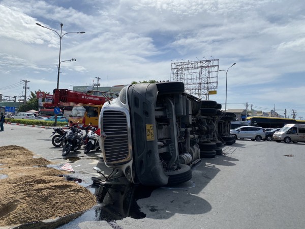 TP.HCM: Xe container lật nhào, ngã tư Bình Phước ùn tắc kéo dài