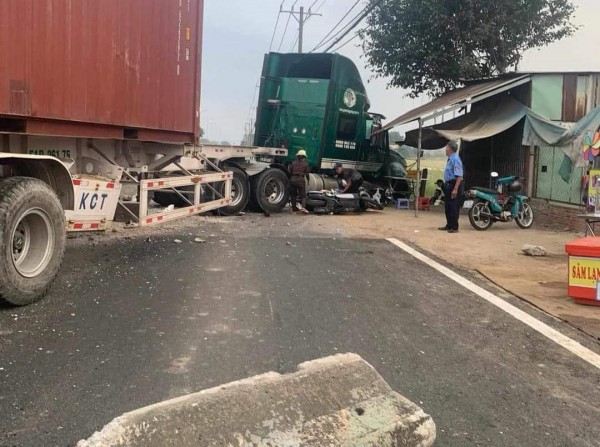 TP.HCM: Xe container tông dải phân cách quốc lộ 22, cuốn 3 người đi đường vào gầm TP.HCM: Xe container tông dải phân cách quốc lộ 22, cuốn 3 người đi đường vào gầm