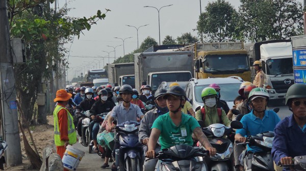 TP.HCM: Xe container tông dải phân cách quốc lộ 22, cuốn 3 người đi đường vào gầm TP.HCM: Xe container tông dải phân cách quốc lộ 22, cuốn 3 người đi đường vào gầm