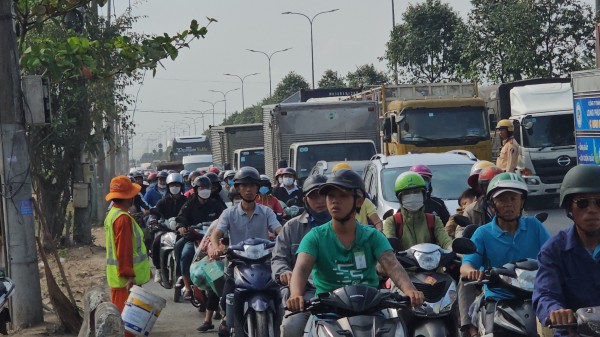 TP.HCM: Xe container tông dải phân cách quốc lộ 22, cuốn 3 người đi đường vào gầm