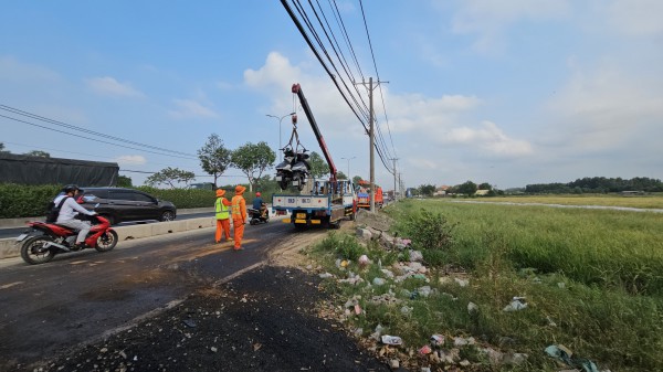 TP.HCM: Xe container tông dải phân cách quốc lộ 22, cuốn 3 người đi đường vào gầm TP.HCM: Xe container tông dải phân cách quốc lộ 22, cuốn 3 người đi đường vào gầm
