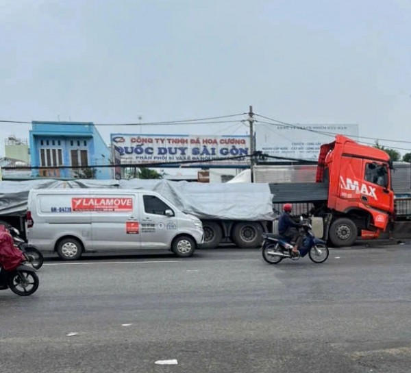 TP.HCM: Xe đầu kéo chở sắt gặp sự cố, đường Lê Đức Anh ùn ứ TP.HCM: Xe đầu kéo chở sắt gặp sự cố, đường Lê Đức Anh ùn ứ