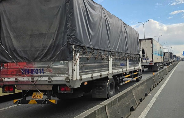 TP.HCM: Xe đầu kéo chở sắt gặp sự cố, đường Lê Đức Anh ùn ứ TP.HCM: Xe đầu kéo chở sắt gặp sự cố, đường Lê Đức Anh ùn ứ