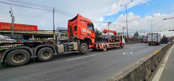 TP.HCM: Xe đầu kéo chở sắt gặp sự cố, đường Lê Đức Anh ùn ứ TP.HCM: Xe đầu kéo chở sắt gặp sự cố, đường Lê Đức Anh ùn ứ