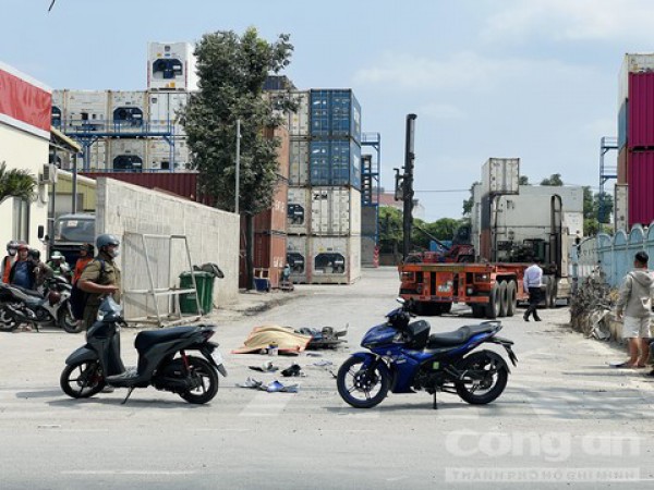 TPHCM: Xe đầu kéo ôm cua va chạm xe máy khiến nam sinh tử vong trên đường đi học