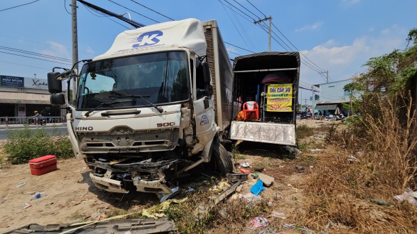 TP.HCM: Xe tải nổ lốp gây tai nạn liên hoàn trên tỉnh lộ 8