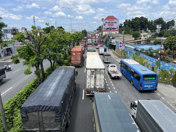 TPHCM: Xe tải tông nhau lật ngang trên quốc lộ, giao thông ùn tắc kéo dài