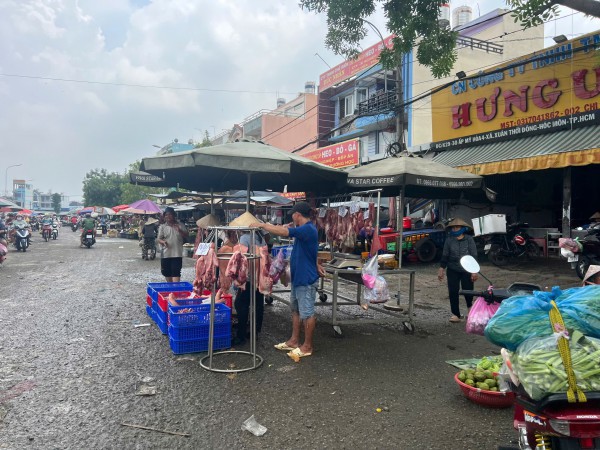 TP.HCM: Xe vượt tải ngang nhiên vào đường cấm quanh chợ đầu mối Bình Điền