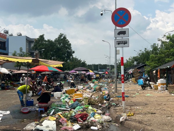 TP.HCM: Xe vượt tải ngang nhiên vào đường cấm quanh chợ đầu mối Bình Điền