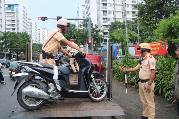 TPHCM: Xử lý hàng loạt người đi xe máy ngược chiều trên đường Bùi Bằng Đoàn