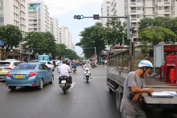 TPHCM: Xử lý hàng loạt người đi xe máy ngược chiều trên đường Bùi Bằng Đoàn