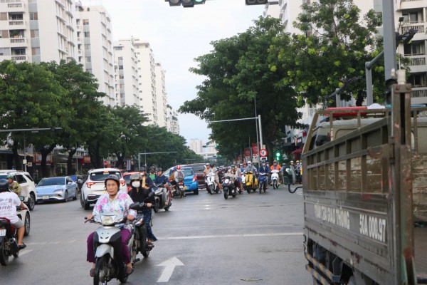 TPHCM: Xử lý hàng loạt người đi xe máy ngược chiều trên đường Bùi Bằng Đoàn