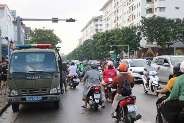 TPHCM: Xử lý hàng loạt người đi xe máy ngược chiều trên đường Bùi Bằng Đoàn