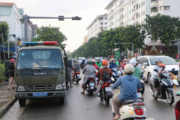 TPHCM: Xử lý hàng loạt người đi xe máy ngược chiều trên đường Bùi Bằng Đoàn