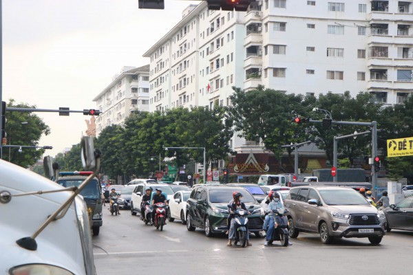 TPHCM: Xử lý hàng loạt người đi xe máy ngược chiều trên đường Bùi Bằng Đoàn