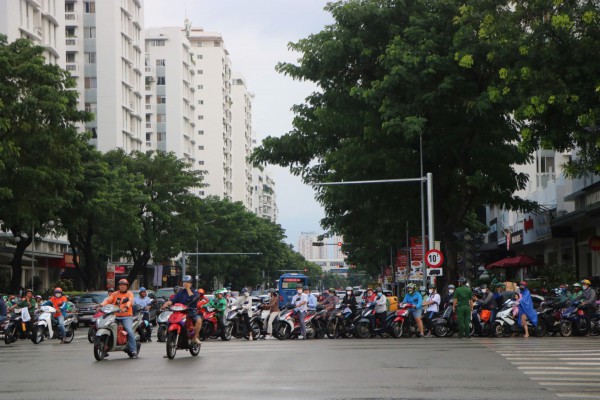 TPHCM: Xử lý hàng loạt người đi xe máy ngược chiều trên đường Bùi Bằng Đoàn