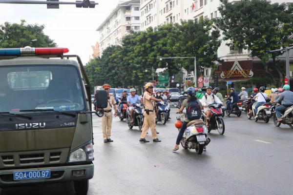 TPHCM: Xử lý hàng loạt người đi xe máy ngược chiều trên đường Bùi Bằng Đoàn