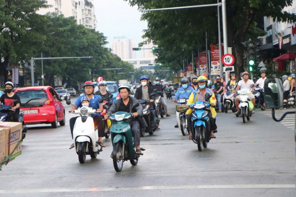 TPHCM: Xử lý hàng loạt người đi xe máy ngược chiều trên đường Bùi Bằng Đoàn