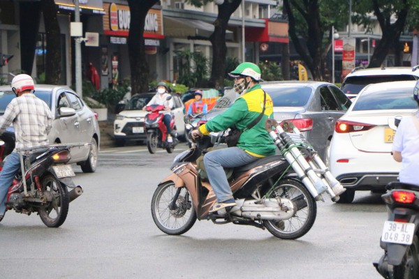 TPHCM: Xử lý hàng loạt người đi xe máy ngược chiều trên đường Bùi Bằng Đoàn