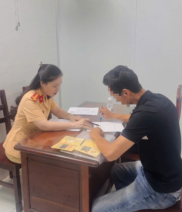 TPHCM: Xử lý tài xế xe ben chạy vào làn đường xe máy, gây bụi mù mịt