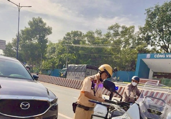 TP.HCM: Đội CSGT Bình Triệu tăng cường xử lý dừng đỗ xe sai quy định