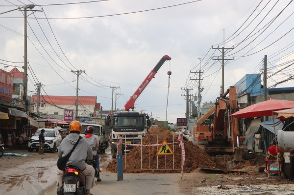 TPHCM: Đường Bùi Thị Xuân ngổn ngang, ổ gà nối tiếp nhau sau hơn 1 năm thi công