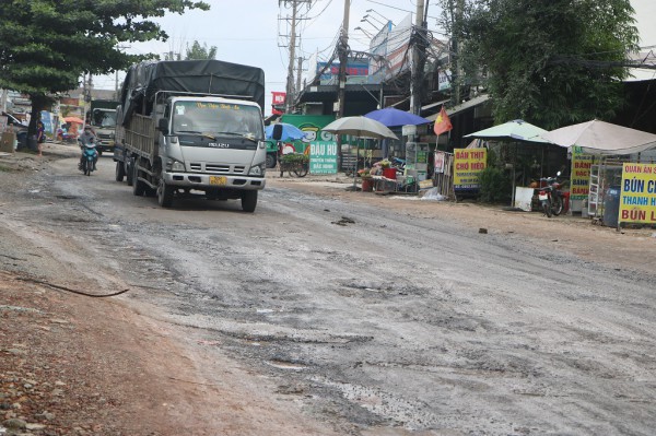 TPHCM: Đường Bùi Thị Xuân ngổn ngang, ổ gà nối tiếp nhau sau hơn 1 năm thi công