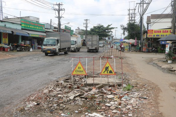 TPHCM: Đường Bùi Thị Xuân ngổn ngang, ổ gà nối tiếp nhau sau hơn 1 năm thi công