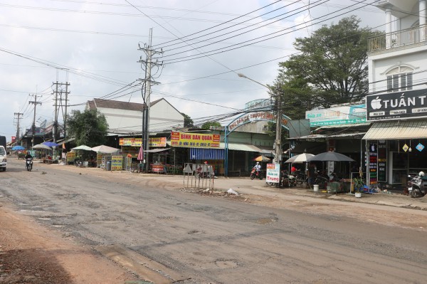 TPHCM: Đường Bùi Thị Xuân ngổn ngang, ổ gà nối tiếp nhau sau hơn 1 năm thi công