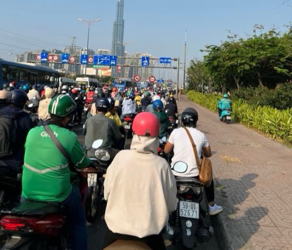 TP.HCM: Đường Võ Nguyên Giáp ùn tắc do tai nạn trên cầu Sài Gòn