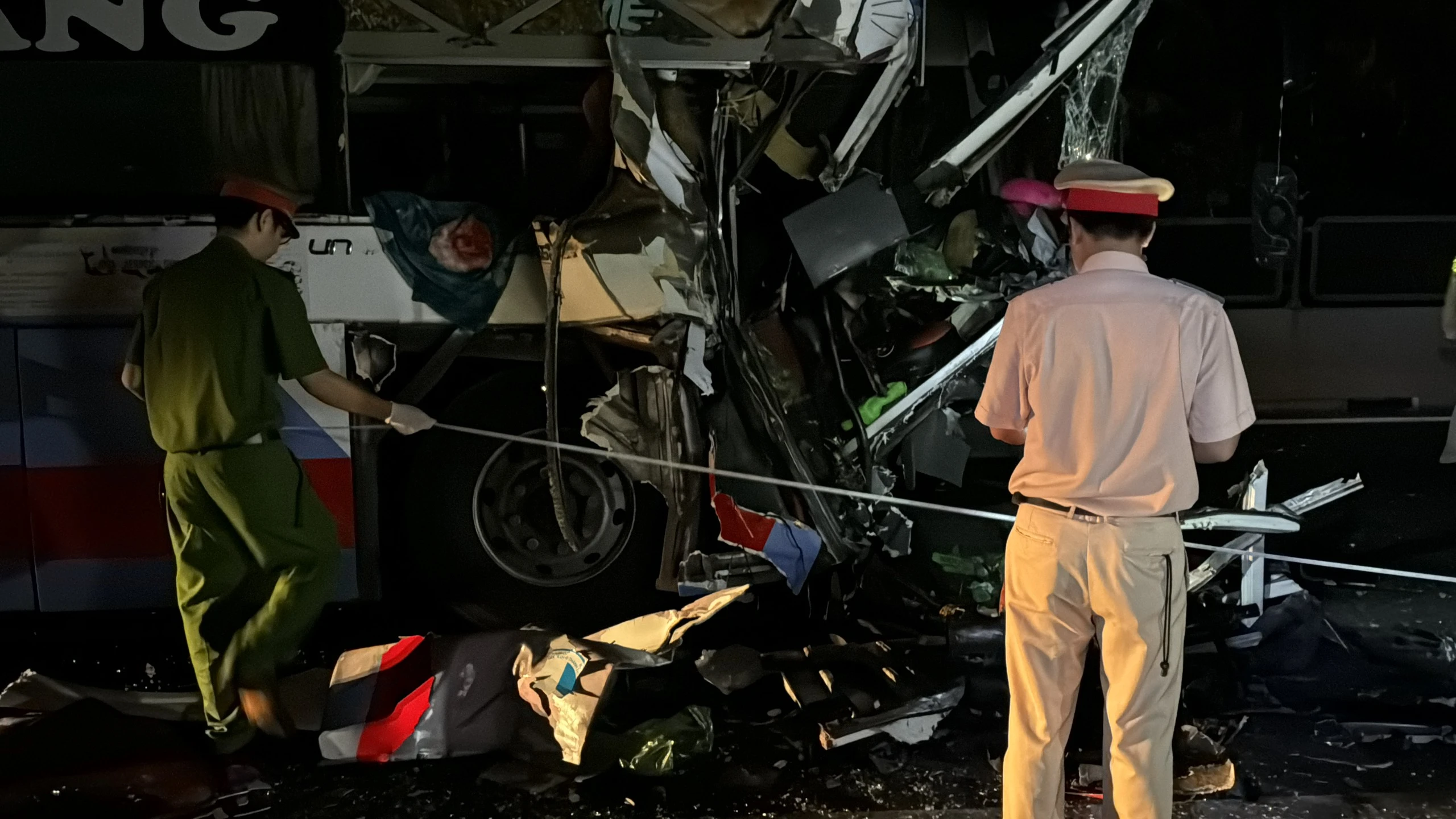 Tai nạn cao tốc Vĩnh Hảo - Phan Thiết: Xe khách nát đầu, phụ xe tử vong