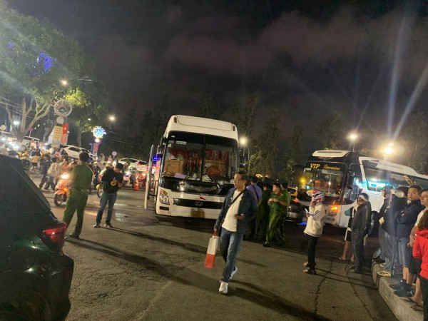 Tai nạn giao thông liên hoàn trước chợ Đà Lạt Tai nạn giao thông liên hoàn trước chợ Đà Lạt