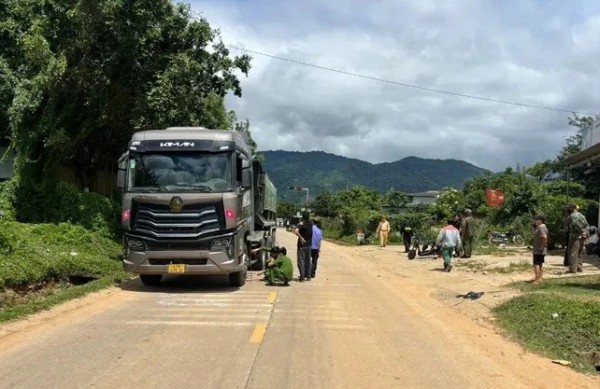 Tai nạn giữa xe đầu kéo và xe đạp điện, 2 em nhỏ tử vong Tai nạn giữa xe đầu kéo và xe đạp điện, 2 em nhỏ tử vong