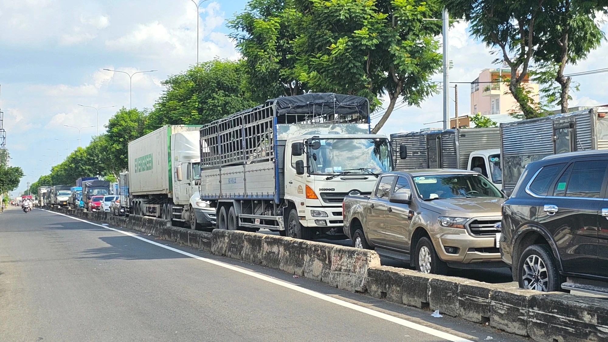 Tai nạn khiến giao thông cửa ngõ tây bắc TP.HCM bị ùn tắc, phương tiện kéo dài nhiều km