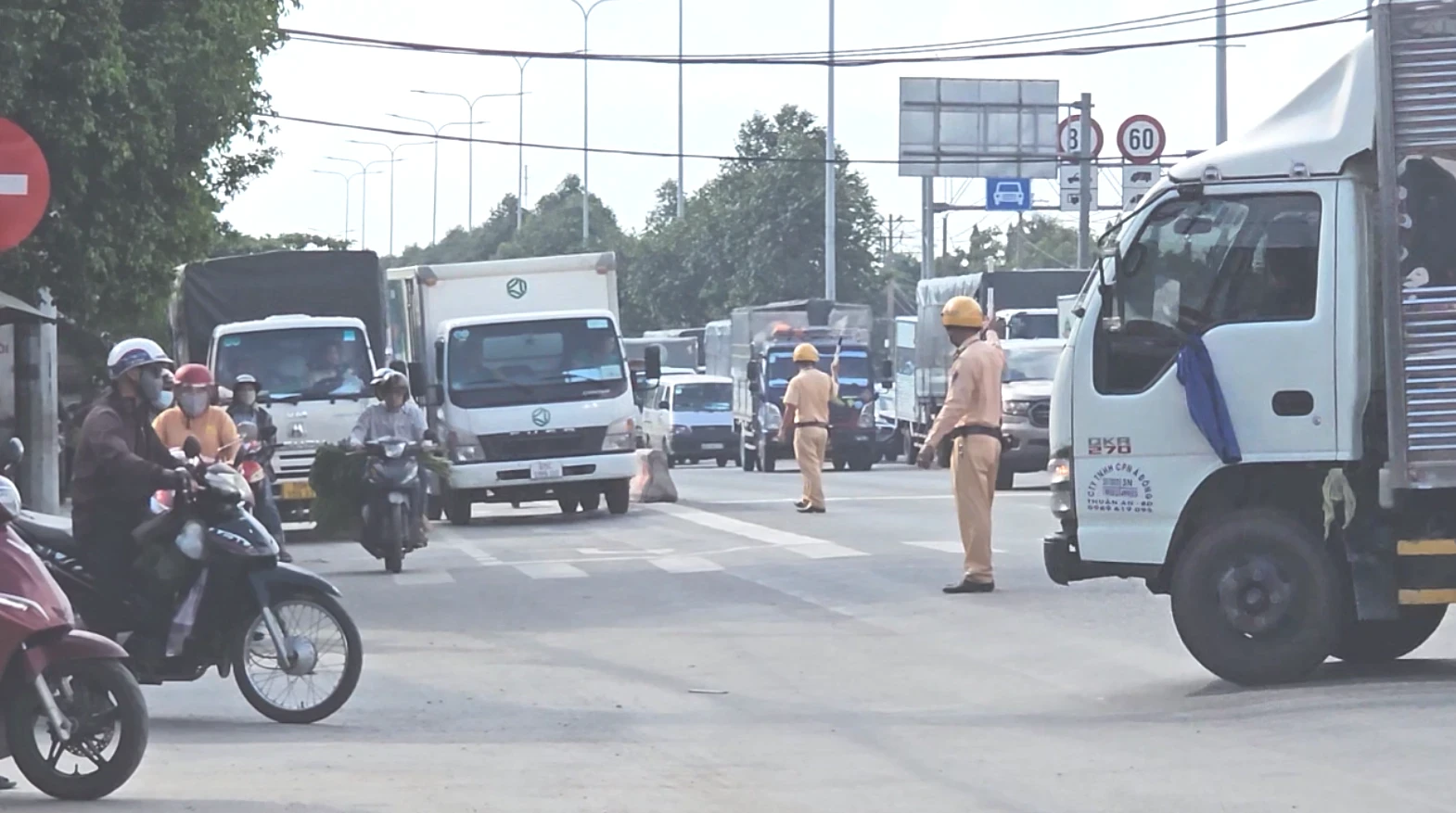 Tai nạn khiến giao thông cửa ngõ tây bắc TP.HCM bị ùn tắc, phương tiện kéo dài nhiều km