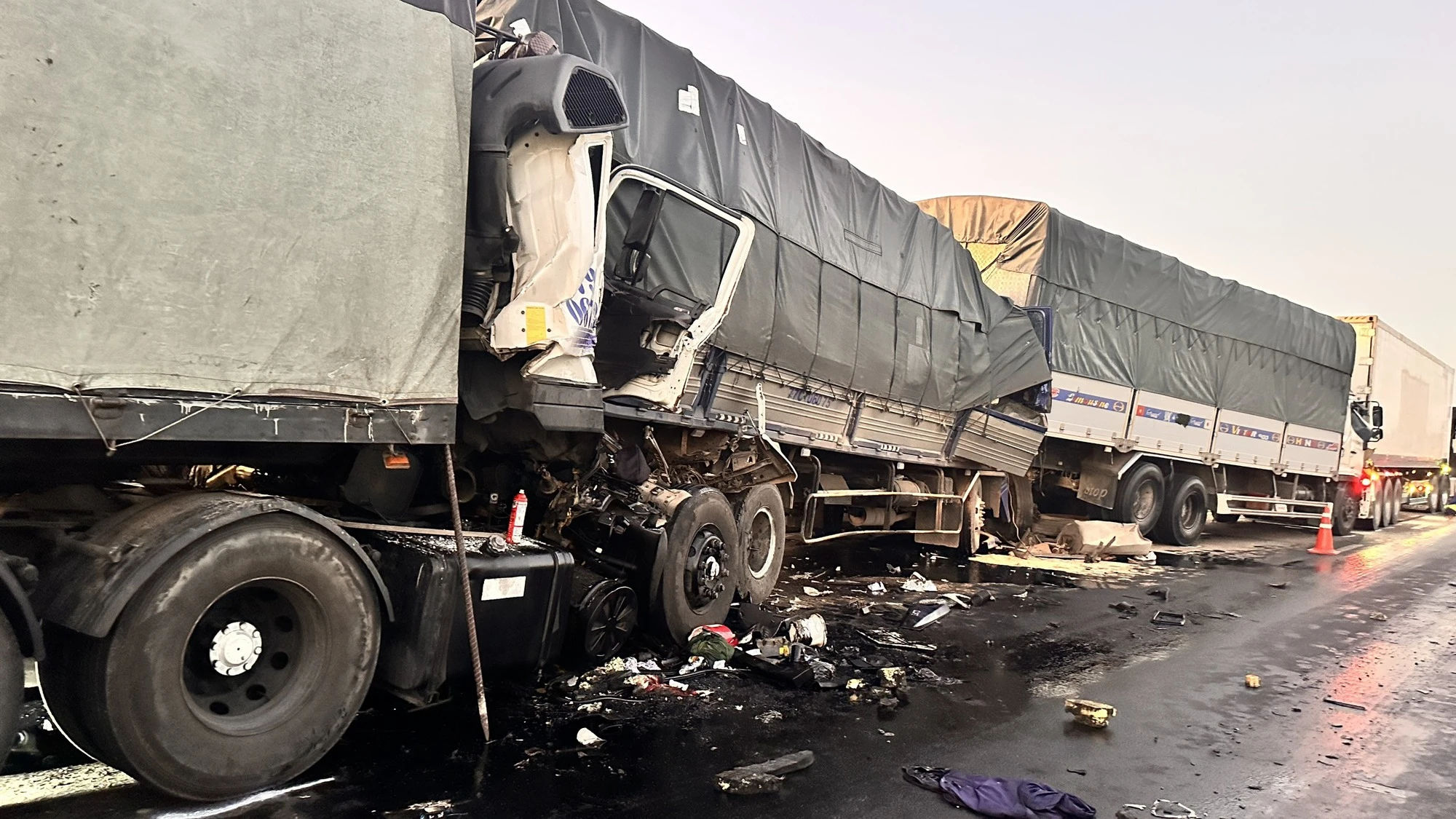 Tai nạn liên hoàn giữa 4 xe tải trên cao tốc Vĩnh Hảo - Phan Thiết, một người chết