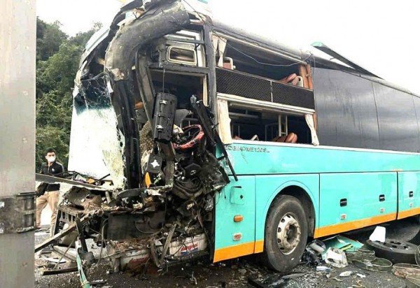 Tai nạn liên hoàn giữa xe tải và 2 xe khách trên cao tốc Vân Phong-Nha Trang