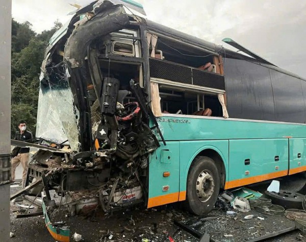 Tai nạn liên hoàn trên cao tốc Vân Phong - Nha Trang, người dân 